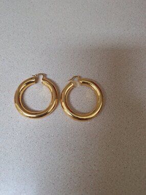 GOLD HOOP EARRINGS.